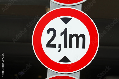 Verkehrsschild  Durchfahrt bis 2,1 Meter © detailfoto