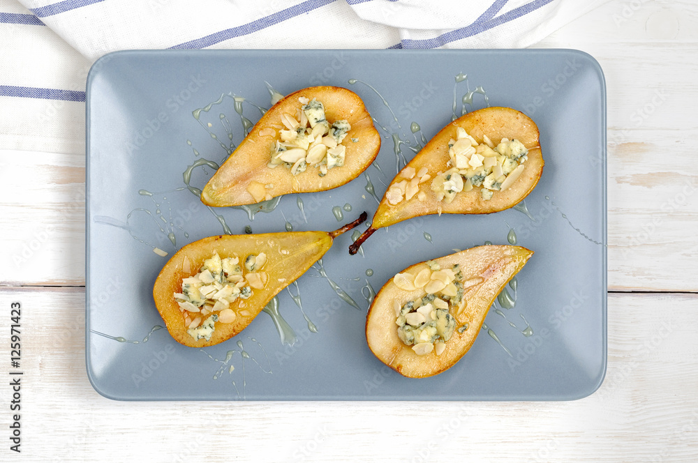Pear with blue cheese, honey and almonds