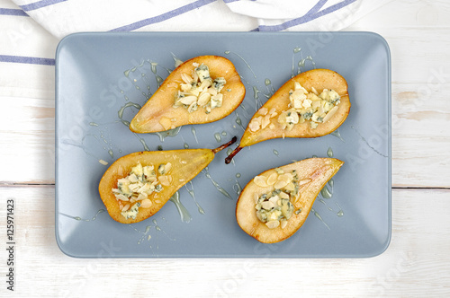 Obraz na płótnie Pear with blue cheese, honey and almonds w salonie