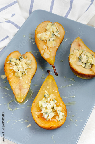 Pear with blue cheese, honey and almonds
