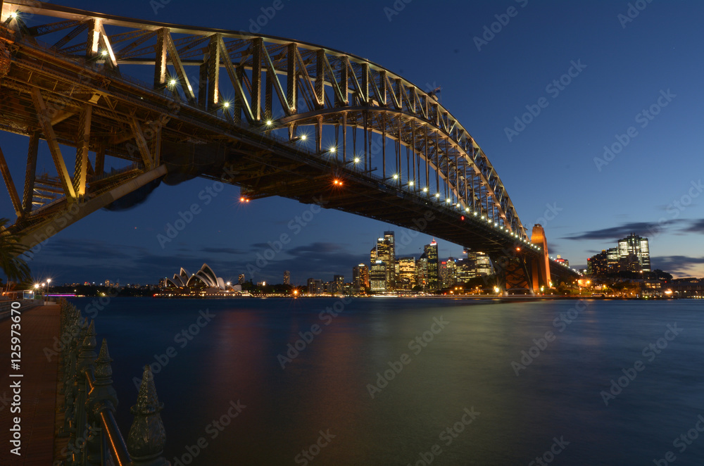 Obraz premium Sydney Harbour Bridge and Sydney Skyline at dusk