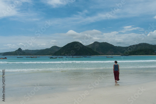 Jeune femme sur la plage de Selong Belanak, Lombok, Indonésie