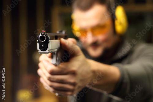 Strzelanie z pistoletu na strzelnicy