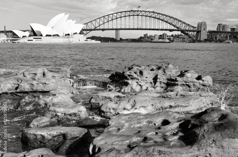 Naklejka premium Sunrise over the Sydney Harbour Bridge and the Opera House Sydne