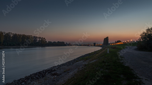 Speyer, am Rhein . im Bild: Ein Blick auf Speyer bei Nacht mit beleuchtetem Dom im Hintergrund 