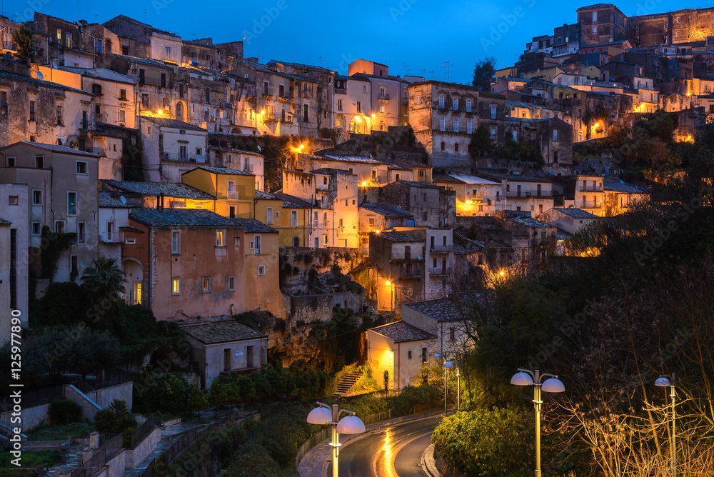 Obraz premium The old town of Ragusa Ibla in Sicily at dusk (Italy)