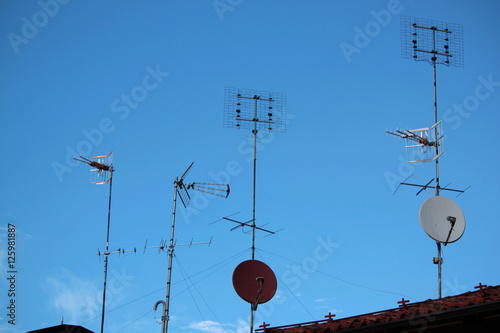 antenne sui tetti esterni case e palazzi