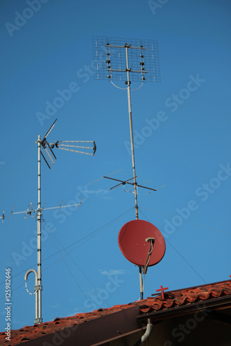 antenne sui tetti esterni case e palazzi