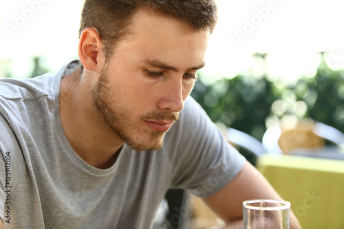 Schilderij op canvas Sad man drinking in a bar