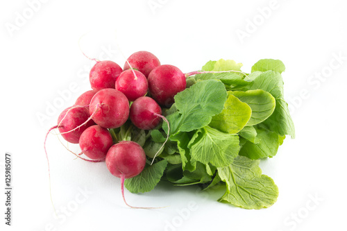 Mazzetto di ravanelli con foglie verdi