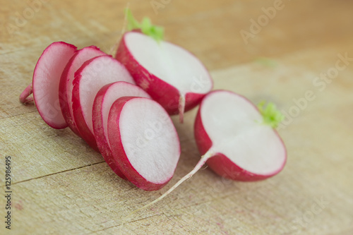 Ravanelli tagliati su un tagliere