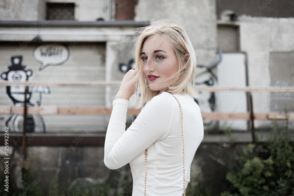 Fototapeta premium modische Frau präsentiert Fashion-Kleidung