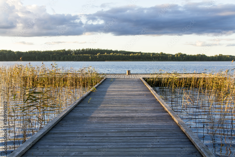 Obraz premium Steg am Nirzasee bei Sonnenuntergang, Lettland