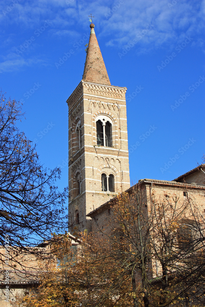 Fototapeta premium Clocher de l'église San Francesco à Urbino, Italie