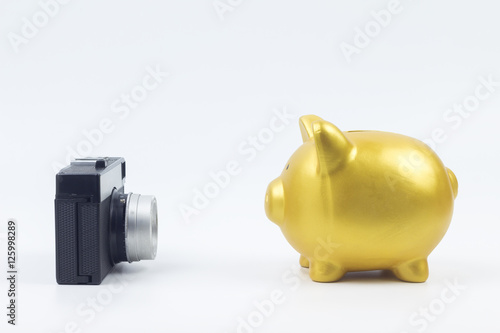 concept : "saving travel" gold piggy bank selfie