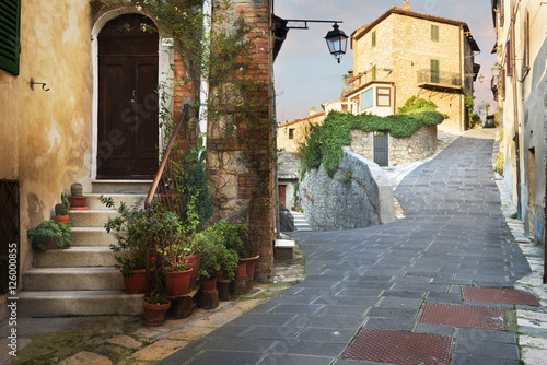 Fototapeta Naklejka Na Ścianę i Meble -  Old alley in a beautiful medieval town, Sarteano in Tuscany, Ita