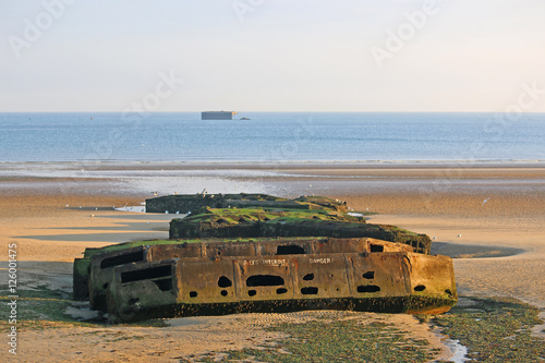 Obraz na plátně Mulberry harbour on Arromanches beach