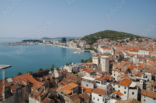 Ausblick von der Kirchturmspitze auf den Hafen in Split