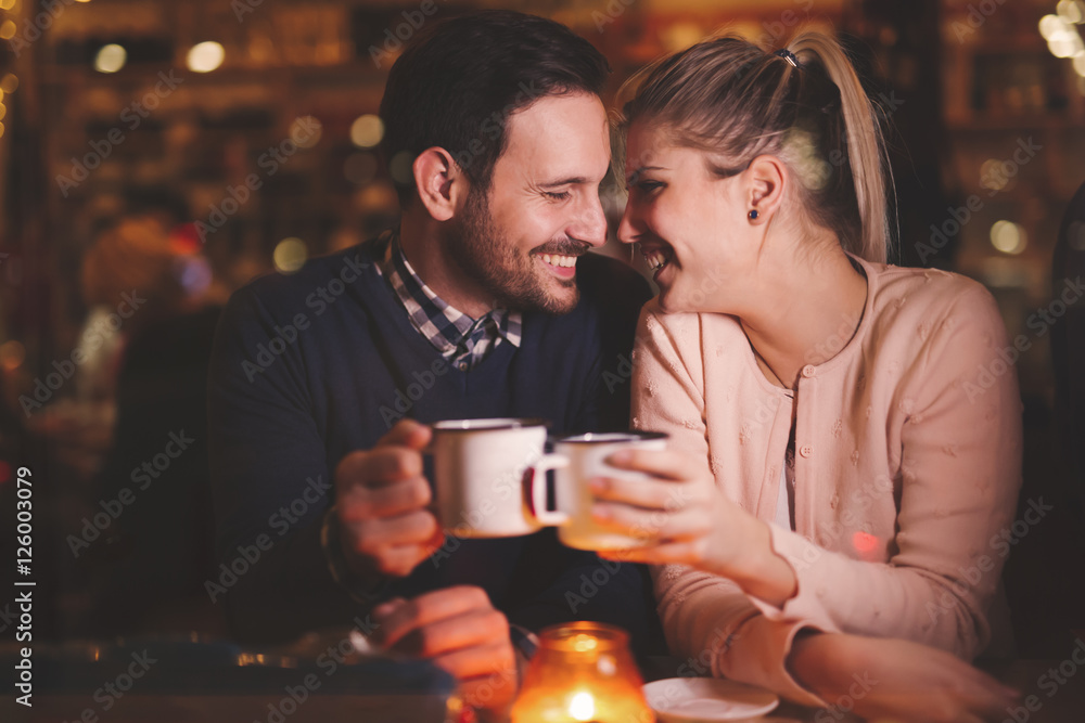 Romantic couple dating in pub - obrazy, fototapety, plakaty 