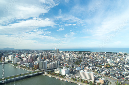 万代島ビル展望台から信濃川と古町方面の景色 3 © jyapa