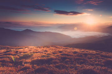 Fotobehang Heuvel Mistige beboste heuvels bij zonsopkomst  © vovik_mar