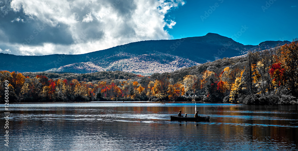 Naklejka premium Grandfather Mountain Sunrise Reflections on Julian Price Lake in