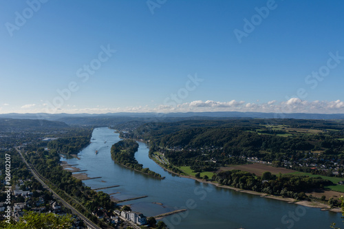 Blick vom Drachenfels auf das Rheintal und Nonnenwert