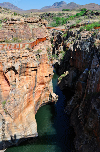 Sud Africa, 01/10/2009: l'ombra del ponte pedonale sul canyon che il fiume Truer forma nelle Bourke's Luck Potholes, una formazione geologica nella riserva naturale del Blyde River Canyon
