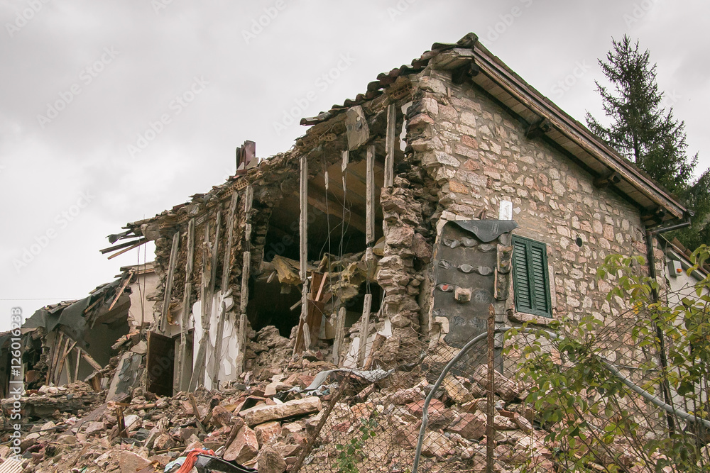 Casa nella zona rossa di Visso distrutto dal terremoto del centro italia Casa nella zona rossa di Visso distrutto dal terremoto del centro italia