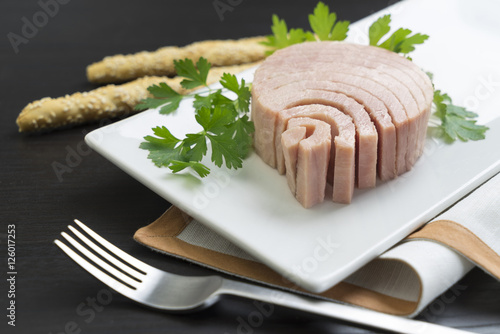 Foto canned tuna for advertising