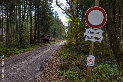 Schild Fahrverbot Forstweg, Achtung vor Zecken