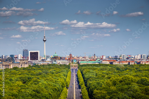 Obraz na płótnie Berlin skyline with Tiergarten park in summer, Germany w salonie