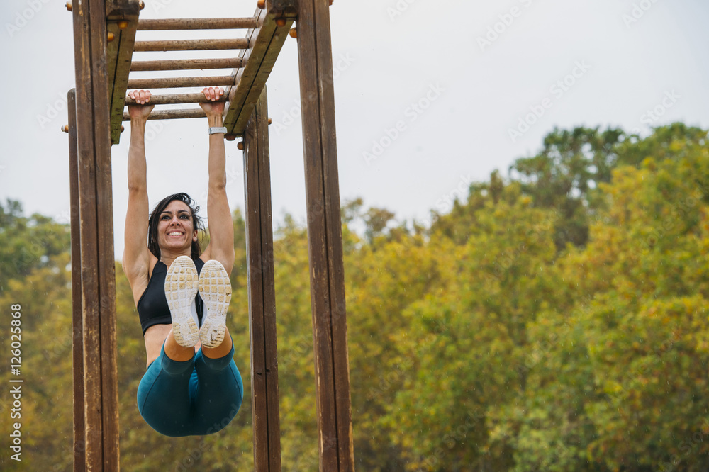 Obraz premium Happy attractive woman doing crossfit in the park