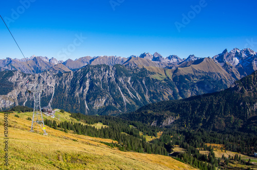 Alpen Panorama von Fellhorn im Allg  u im Herbst mit schneebedeckten Gipfeln
