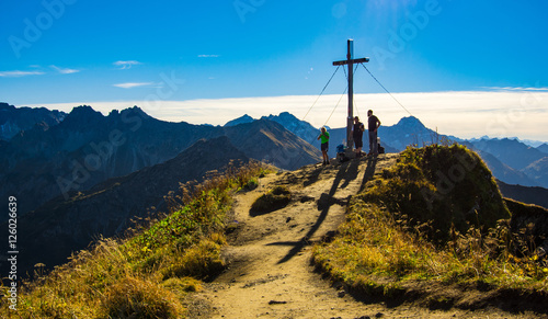 Schilderij op canvas Gipfelkreuz auf Berg Fellhorn im Allgäu im Herbst