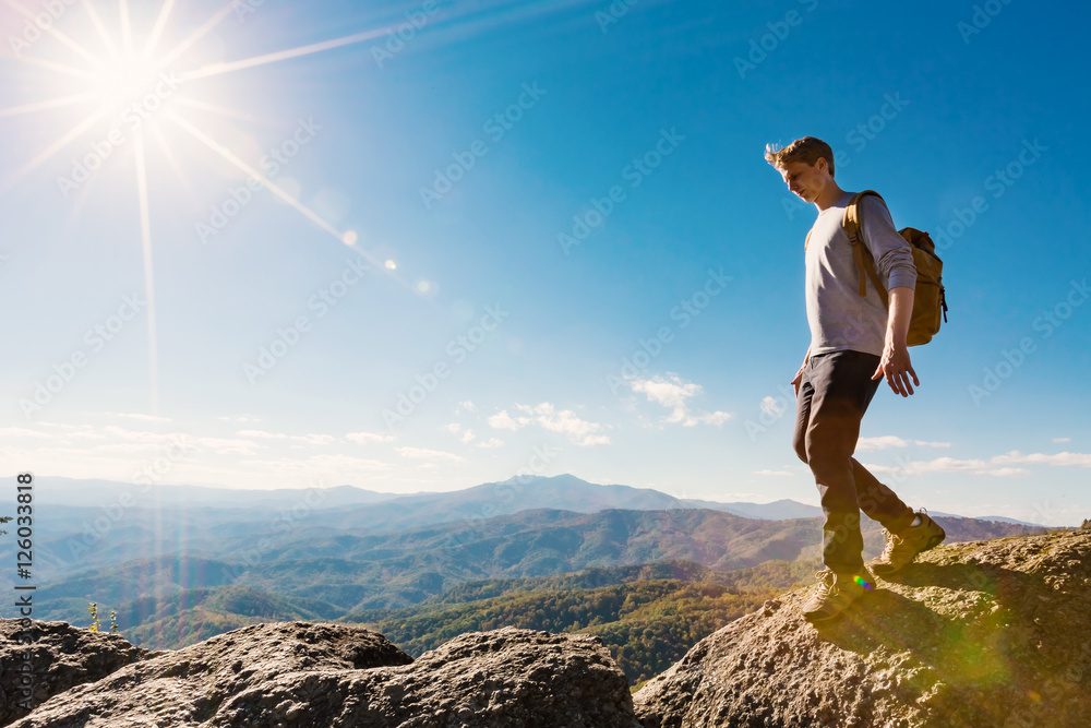 Fototapeta premium Man walking on the edge of a cliff