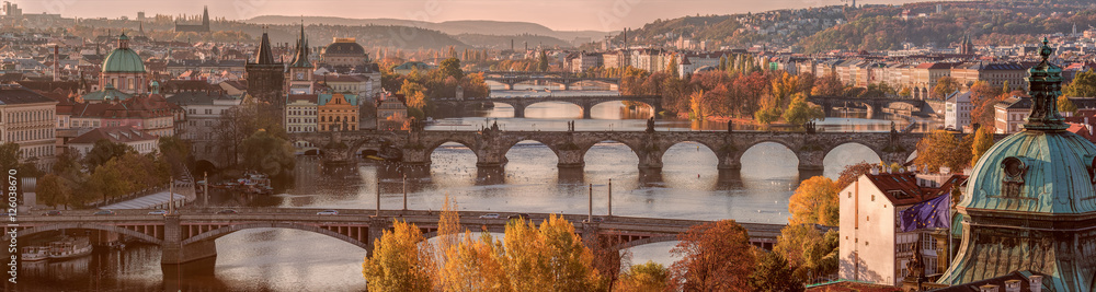 Obraz premium Panorama Pragi z mostami na rzece Wełtawie wczesną jesienią mor