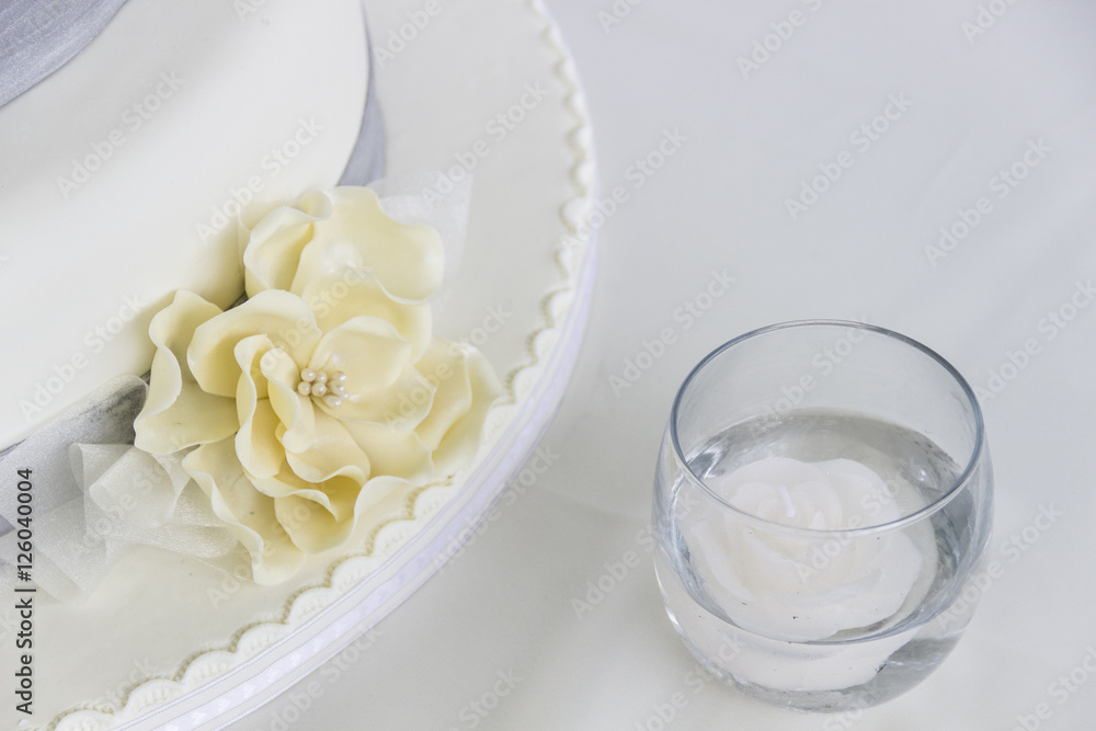 Flower sugar. Flower sugar cake for wedding. Wedding cake detail. Flower sugar. Flower sugar cake for wedding. Wedding cake detail.