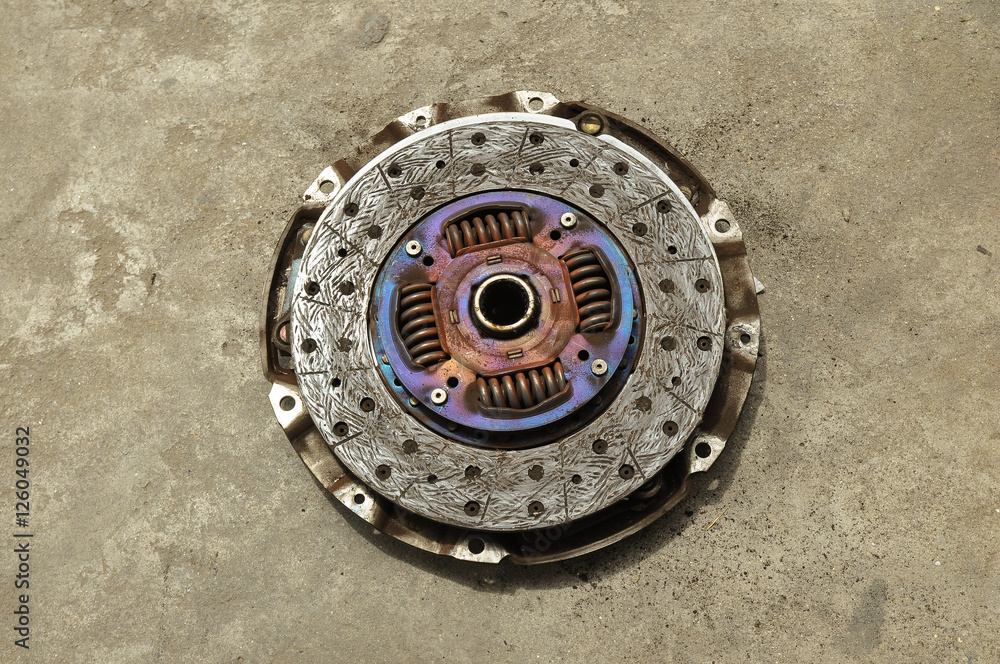 Obraz premium Old clutch of the mini-truck engine, repair part