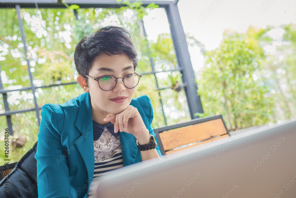 Obraz premium woman using laptop in coffee shop.