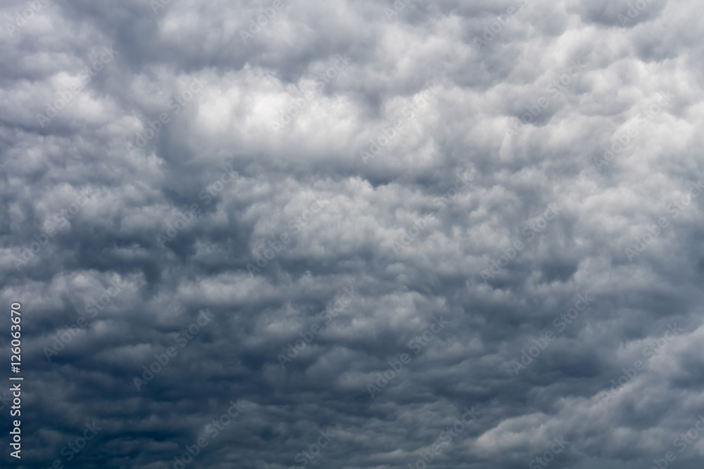 Obraz premium Złowieszcze szare chmury burzowe