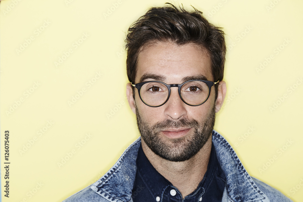 Obraz premium Portrait of man wearing spectacles and denim