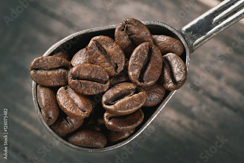 Canvas Print group of coffee beans on a spoon