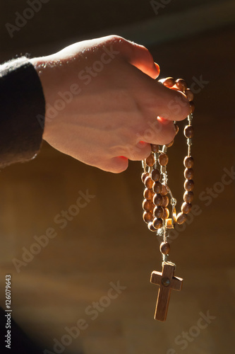 Mano con corona del rosario photo