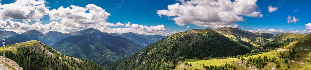 Gipfel in den Hochalpen von Österreich in Kärnten unter Schäfchenwolken als Panoramabild