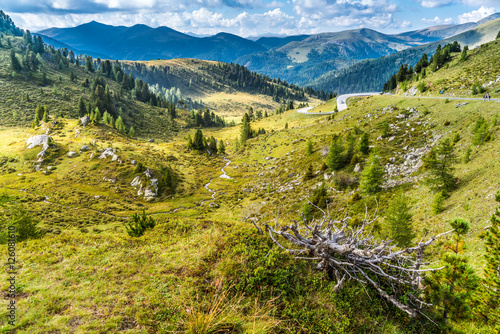 Serpentinen schlängeln sich durch die Gurktaler Alpen in Österreich Kärnten photo