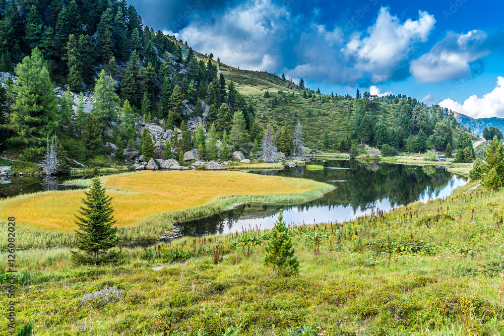 Fototapeta premium Windebensee im Gebiet der Nockberge in Kärnten Österreich