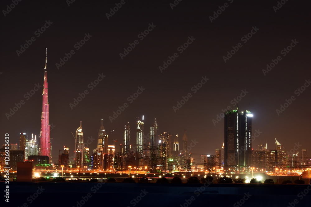 Fototapeta premium Dubai skyline at night from Meydan, United Arab Emirates