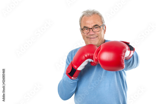 älterer Mann mit roten Boxhandschuhen, aktive Senioren