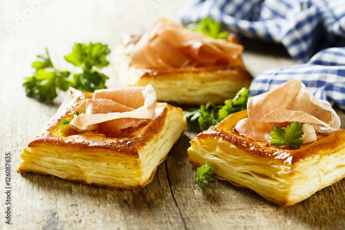 Puff pastry pies with red pesto and ham